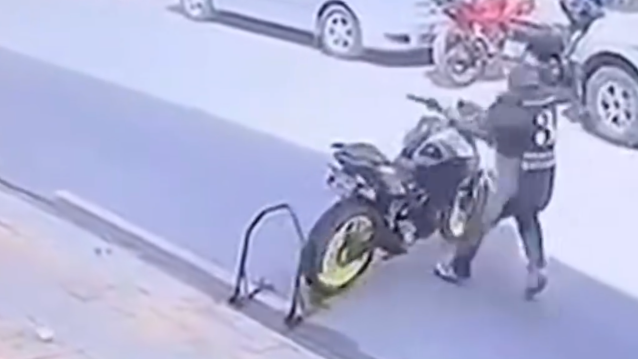Yamaha MT-03 caught after rolling off kerb and into road. - Dropymotos/Instagram